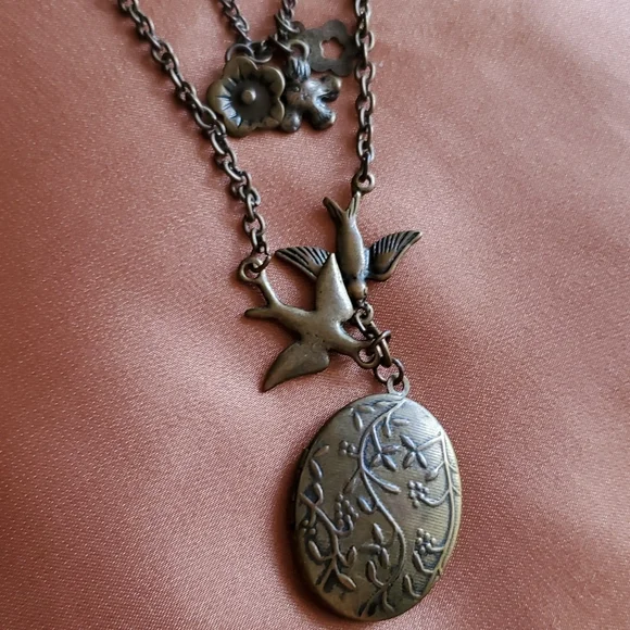 Necklaces - Picture 4 of 4